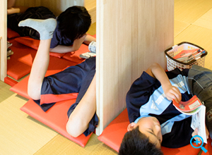 古民家をイメージした畳と木のインテリアの中で一日中まんがに没頭するもよし、余暇を楽しんだり、待ち合わせに利用するもよし。